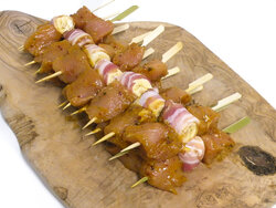 SPIESJE VAN KIPFILET MET CURRY EN BANAAN IN SPEK